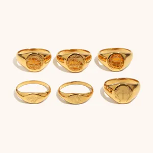 Conjunto de anillos sello de acero inoxidable dorado con unicos motivos grabados vintage.