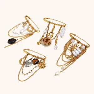 Lot de 4 broches en acier titane plaqué or 18K avec perles, franges et design chic soleil.