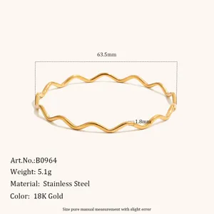 Minimalistisches 18K vergoldetes Edelstahl Wellen Armreif Armband, stilvolles Schmuckstück.