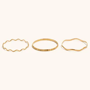 Detailansicht minimalistischer vergoldeter Edelstahl geometrischer Wellen Armreifen für Damen.