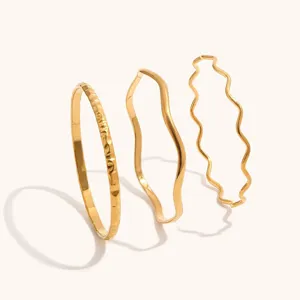 Minimalistisches 18K vergoldetes Edelstahl welliges gehämmertes Armreif Set für Damen.