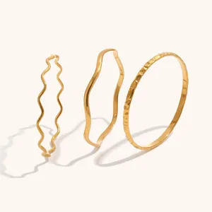 Minimalistisches 18K vergoldetes Edelstahl Wellen und gehämmertes Armreifen Set.