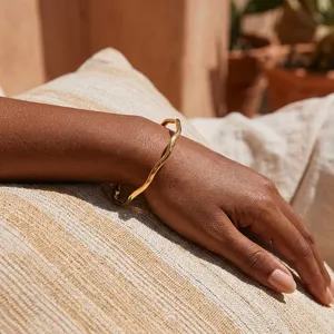 Minimalistisches 18K vergoldetes Wellen Edelstahl Armband Detailaufnahme für Damen Mode.