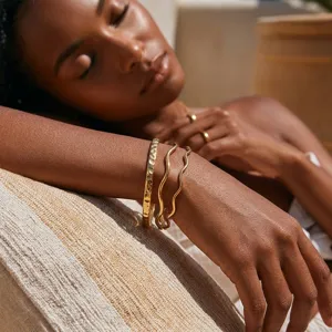 Minimalistisches 18K vergoldetes Edelstahl Wellen und gehämmertes Armreifset für Damen.