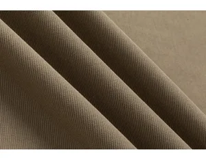 Detailopname van premium kaki twill stoftextuur, met duidelijke weving en zachte plooien.