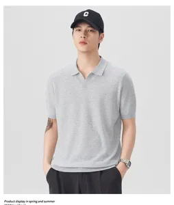 Uomo estate manica corta polo in maglia grigia, stile old money dettaglio moda casual.