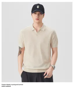 Dettaglio polo manica corta in maglia casual uomo, stile old money chic ed elegante.
