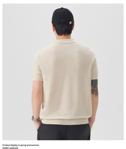 Vista posteriore dettagliata di una polo in maglia da uomo, con trama e vestibilità.