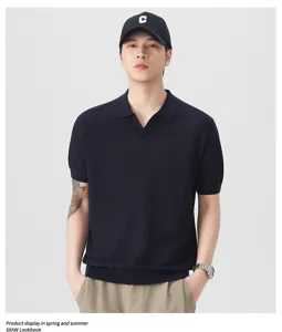 Polo da uomo a maniche corte in maglia blu scuro con colletto alla marinara, stile estivo.