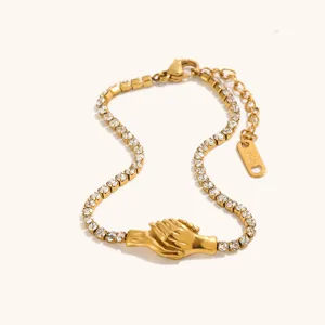 Dettaglio di bracciale in acciaio inossidabile placcato oro 18K con strass design mani unite.