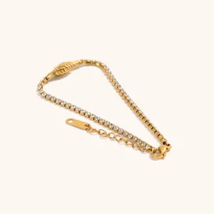 Bracciale tennis in acciaio inossidabile placcato oro 18K con charm mano e pietre zirconi.