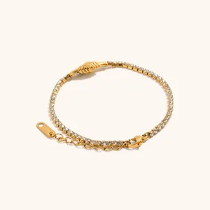 Vista dettagliata del bracciale tennis placcato oro con chiusura a stretta di mano e strass bianchi.