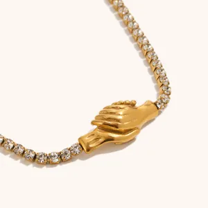 Primo piano dettagliato del bracciale tennis in acciaio inossidabile placcato oro 18k.