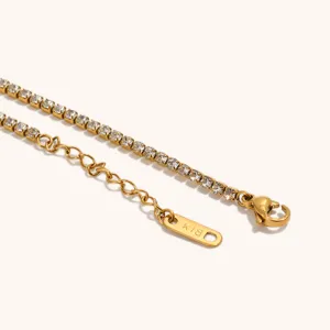 Bracciale tennis in acciaio inossidabile placcato oro 18K con zirconi bianchi brillanti.