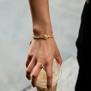 Elegante bracciale tennis in acciaio inossidabile placcato oro 18K con bei zirconi