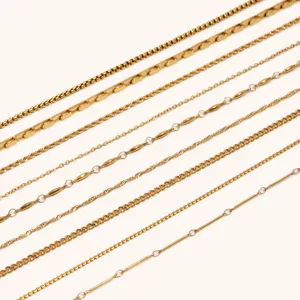 Detailansicht verschiedener eleganter vergoldeter Edelstahlschmuckketten im Set.