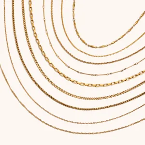 Detailansicht verschiedener Stile von 18k vergoldeten Edelstahlketten für den täglichen Look.