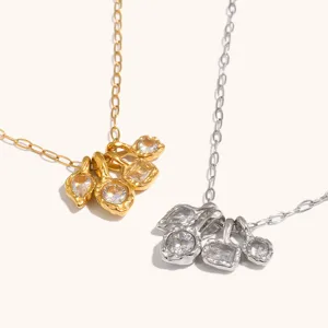 Detailopname van de chique ketting met meerdere hangers en een onregelmatig ontwerp.