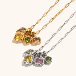 Close-up detail van onregelmatige multi-steen hanger ketting in goud en zilver.