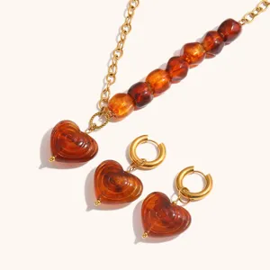Detailansicht von vergoldetem Edelstahl braunen Spiralherz Acrylperlen Schmuck Set neu