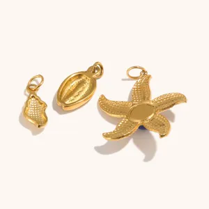 pendentif etoile de mer et coquillage en acier inoxydable plaqué or 18k détail