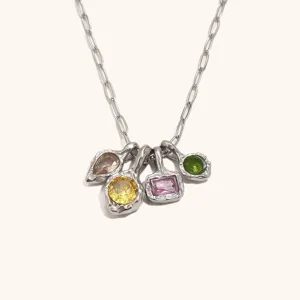 Chique ketting met kleurrijke edelstenen en onregelmatige roestvrijstalen tekstuur voor vrouwen