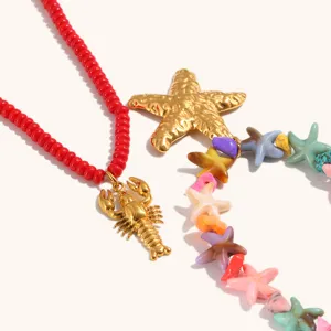 Collana di perle con ciondolo aragosta e stella marina in acciaio inox dorato, gioiello.