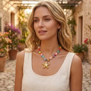 Collana di perline fatta a mano colorata con ciondolo a stella marina placcato in oro 18k.