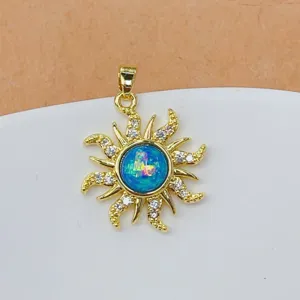 Detalle de joyería colgante de ópalo sol exquisito, piedra ópalo azul brillante con circonitas.