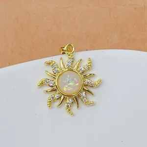 Detalle del colgante de estrella solar dorada con circonitas cúbicas y piedra ópalo.