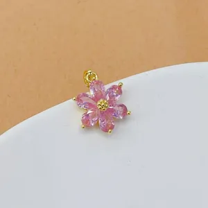 Nahaufnahme Detail eines rosa Zirkon vergoldeten Blumen Anhängers für kreativen Schmuck.