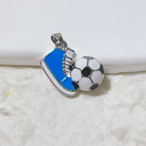Voetbal sneaker hanger detail opname, sportieve emaille bedel voor ketting armband.