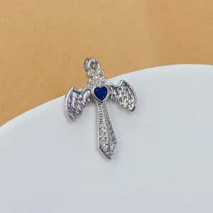 Eingebetteter Zirkonia Kreuz Flügel Anhänger aus Kupfer, detaillierte Schmuck Ansicht.