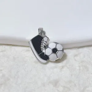 Close-up van zwart-witte emaillen sneaker voetbal hanger met sprankelende zirkonen.