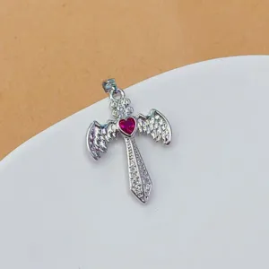 Kupfer Mikropave Zirkon Flügel Kreuz Herz Anhänger Detail, glänzendes Kristallschmuck Zubehör.
