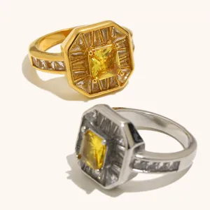 Vista detallada del anillo octogonal con piedra central amarilla y diseño brillante.