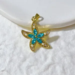Exquisites Seestern-Anhänger-Detail mit blauen Kristallen und Perlen, idealer DIY-Schmuckanhänger.