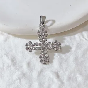 Detailansicht eines wunderschönen Zirkon Kreuz Anhängers für DIY Halsketten und Armbänder.