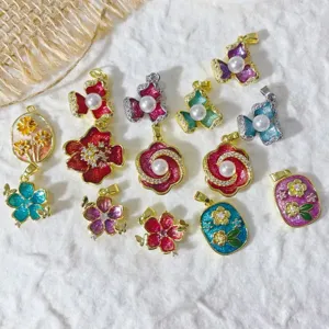Vergoldetes Kupfer Blume Anhänger Mit Strass Künstliche Perle Ölgemälde Emaille Rose Schmetterling Anhänger Für DIY Schmuck