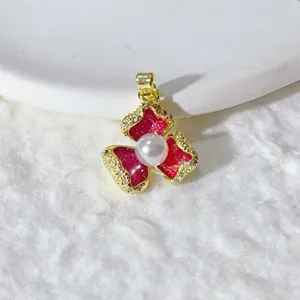 DIY vergoldeter Blumen-Anhänger mit Perle und roten Zirkonia, elegantes Schmuckaccessoire.