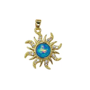 Exquisito collar con colgante de sol de oro con ópalo azul y brillantes circonitas deslumbrantes.