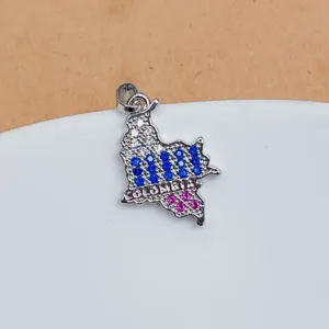 Vue détaillée du pendentif carte coloré avec des zircons étincoyants et finition métal doré.