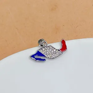 Détail de pendentif carte exquis, plaqué cuivre avec oxydes de zirconium et émail coloré.
