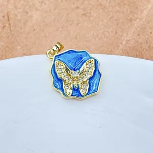 Exquisiter blauer Schmetterling Anhänger vergoldetes Kupfer Mikro Zirkonia Halskette Detail Ansicht