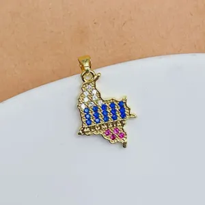 Vue detaillee du pendentif carte de la Colombie avec de jolies pierres colorees.