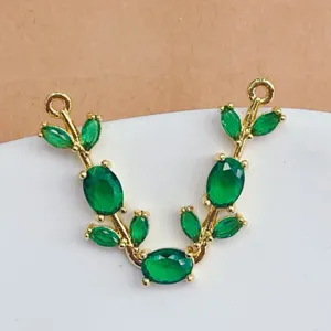 Connecteur de bijoux branche plaqué or avec des pierres de zircone vertes, idéal pour le bricolage.