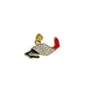 Pendentif carte plaque or avec zircone cubique et email colore pour bijoux tendance et chic.