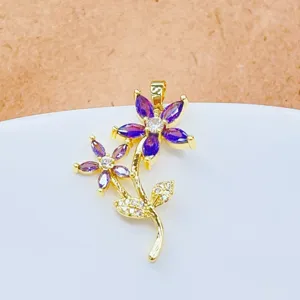 Detailansicht des eleganten vergoldeten doppelten Blumen Zirkonia Anhängers mit Zirkonia.