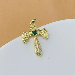 Nahaufnahme des goldenen Kreuz-Anhängers mit Flügeln, Zirkonia und grünem Herzstein.
