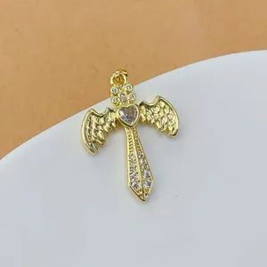 Nahaufnahme Detailansicht des filigranen Kupfer Zirkonia Engelsflügel Kreuz Anhängers.